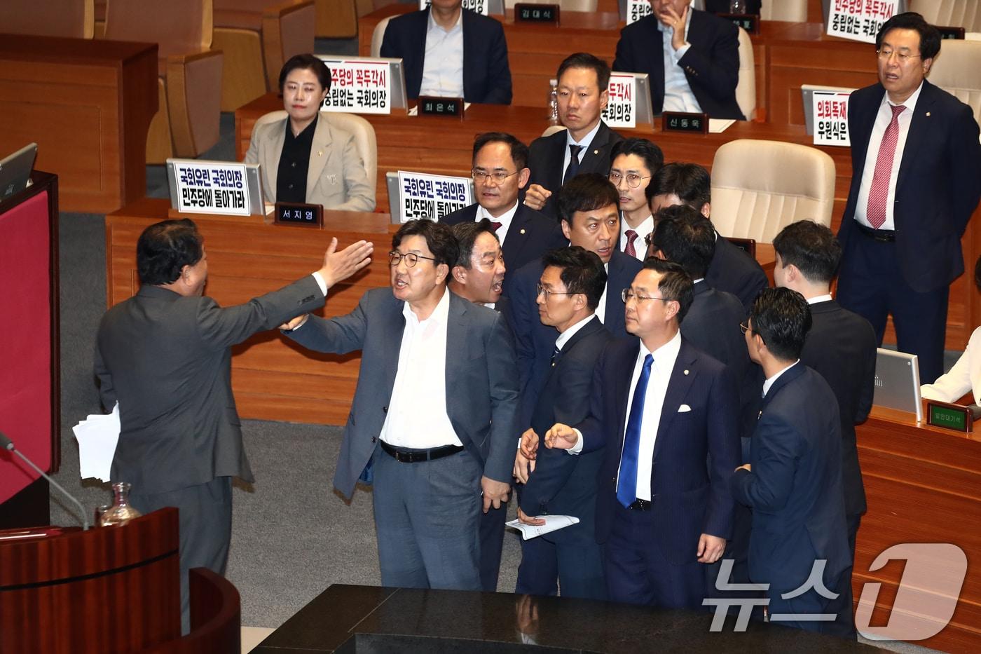 본문 이미지 - 김병주 더불어민주당 의원이 2일 오후 서울 여의도 국회에서 열린 제415회국회(임시회) 4차 본회의 정치·외교·통일·안보 분야 대정부질문에서 한덕수 국무총리에게 질문을 하다가 국민의힘 의원들을 향해 '정신나갔다'고 표현한 것을 두고 국민의힘 의원들에게 항의를 받으며 설전을 벌이고 있다. .2024.7.2/뉴스1 ⓒ News1 이광호 기자