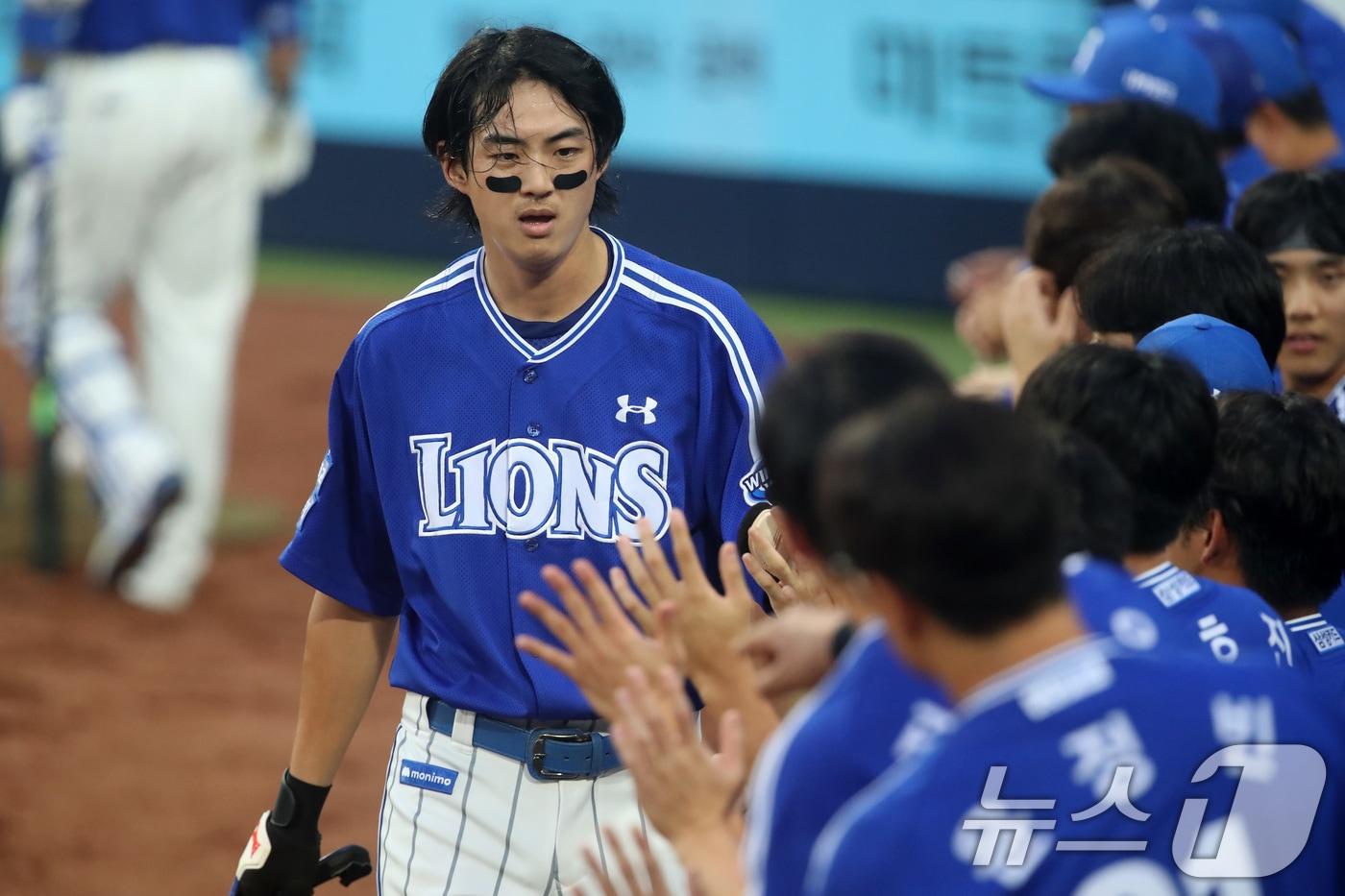 2일 오후 대구삼성라이온즈파크에서 열린 프로야구 '2024 신한 SOL 뱅크 KBO리그' KIA 타이거즈와 삼성 라이온즈의 경기, 3회말 1사 1,2루 상황 삼성 5번타자 맥키넌이 삼진 아웃을 당하는 사이 3루주자 구자욱이 주루방해로 홈을 밟으며 1점을 추가한 뒤 축하를 받고 있다. 2024.7.2/뉴스1 ⓒ News1 공정식 기자