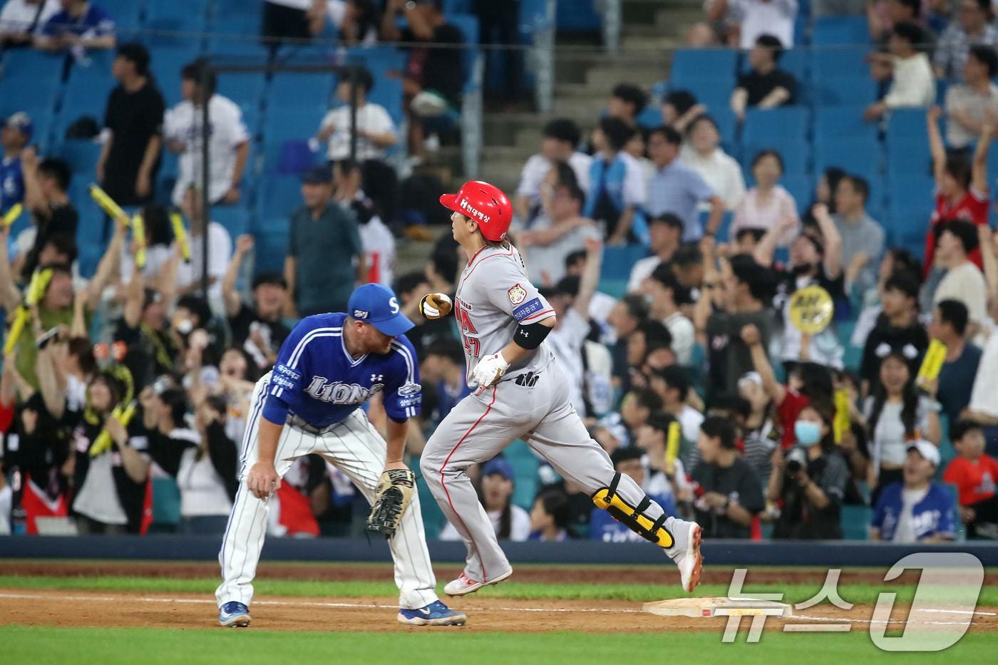 2일 오후 대구삼성라이온즈파크에서 열린 프로야구 '2024 신한 SOL 뱅크 KBO리그' KIA 타이거즈와 삼성 라이온즈의 경기, 8회초 2사 1루 상황 KIA 5번타자 나성범이 우중간 담장 넘어가는 2점 홈런을 친 뒤 그라운드를 달리고 있다. 2024.7.2/뉴스1 ⓒ News1 공정식 기자