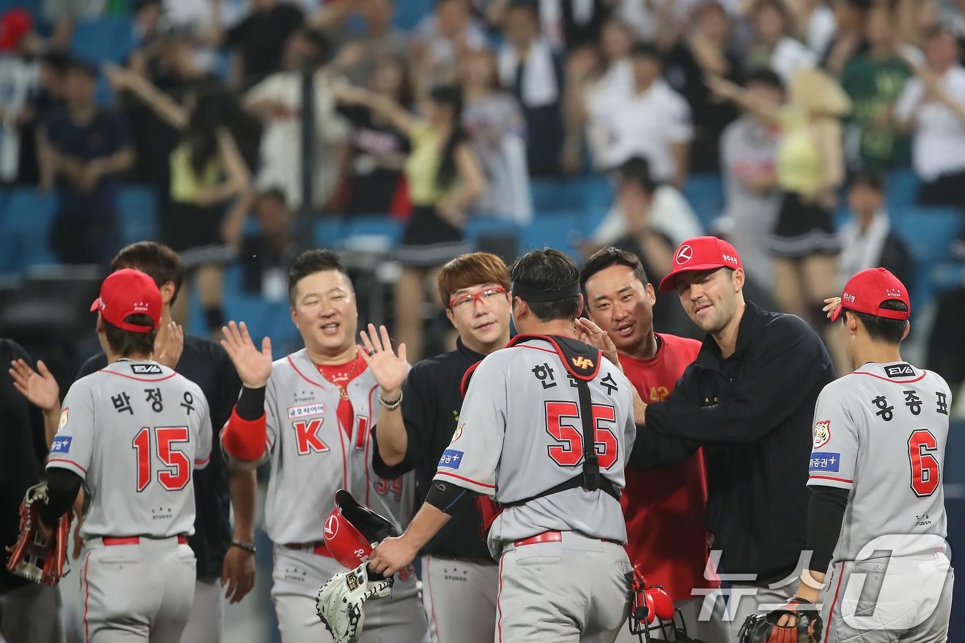 2일 오후 대구삼성라이온즈파크에서 열린 프로야구 '2024 신한 SOL 뱅크 KBO리그' KIA 타이거즈와 삼성 라이온즈의 경기, 연장 10회말 접전 끝에 9대 5 역전승을 거둔 KIA 선수들이 기뻐하고 있다. 2024.7.2/뉴스1 ⓒ News1 공정식 기자