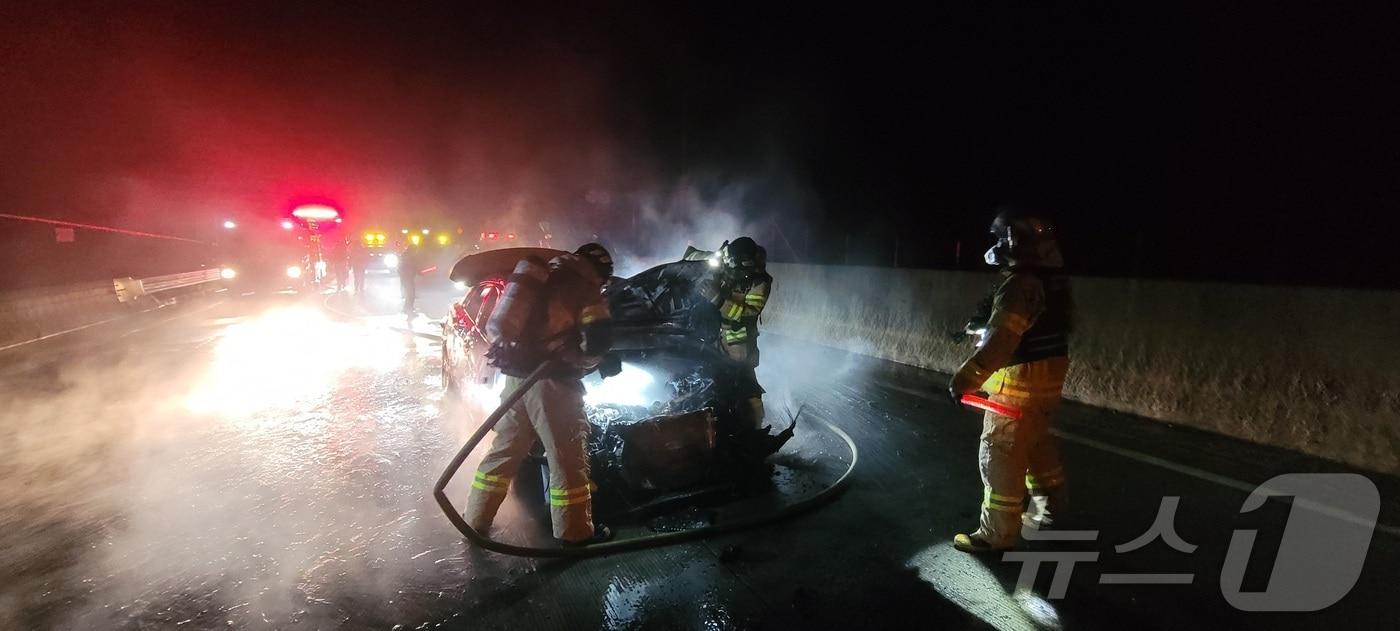 20일 0시59분쯤 경북 영천시 화산면 상주영천고속도로 영천방향 73㎞지점에서 아반떼 차량이 앞서가던 25톤 화물차를 추돌해 아반떼 차량에서 화재가 발생했다. 사진은 화재를 진압하고 있는 소방당국 모습.(경북소방본부 제공)