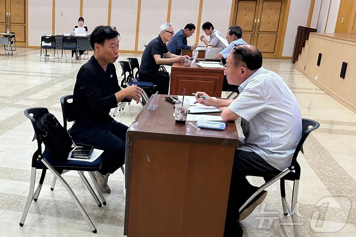 본문 이미지 -  20일 충북 충주시는 전날 시청 탄금홀에서 기업 맞춤형 이동 특허 상담실을 운영했다고 밝혔다.(충주시 제공)2024.7.20/뉴스1