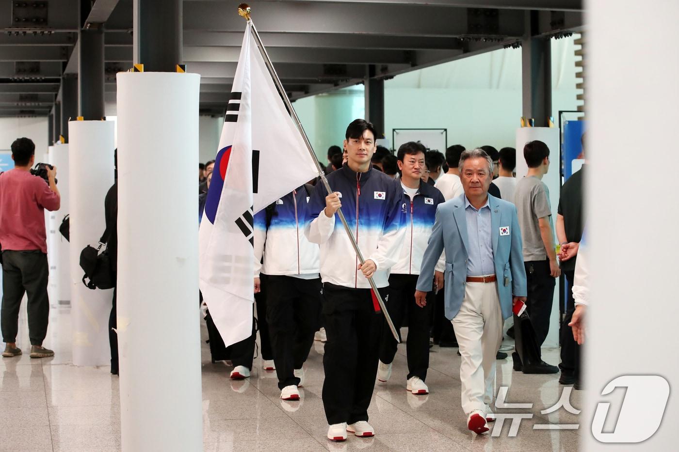 본문 이미지 - 2024 파리 올림픽에 참가하는 한국선수단 본단이 20일 인천국제공항을 통해 파리로 출국하고 있다. 2024.7.20/뉴스1 ⓒ News1 이승배 기자