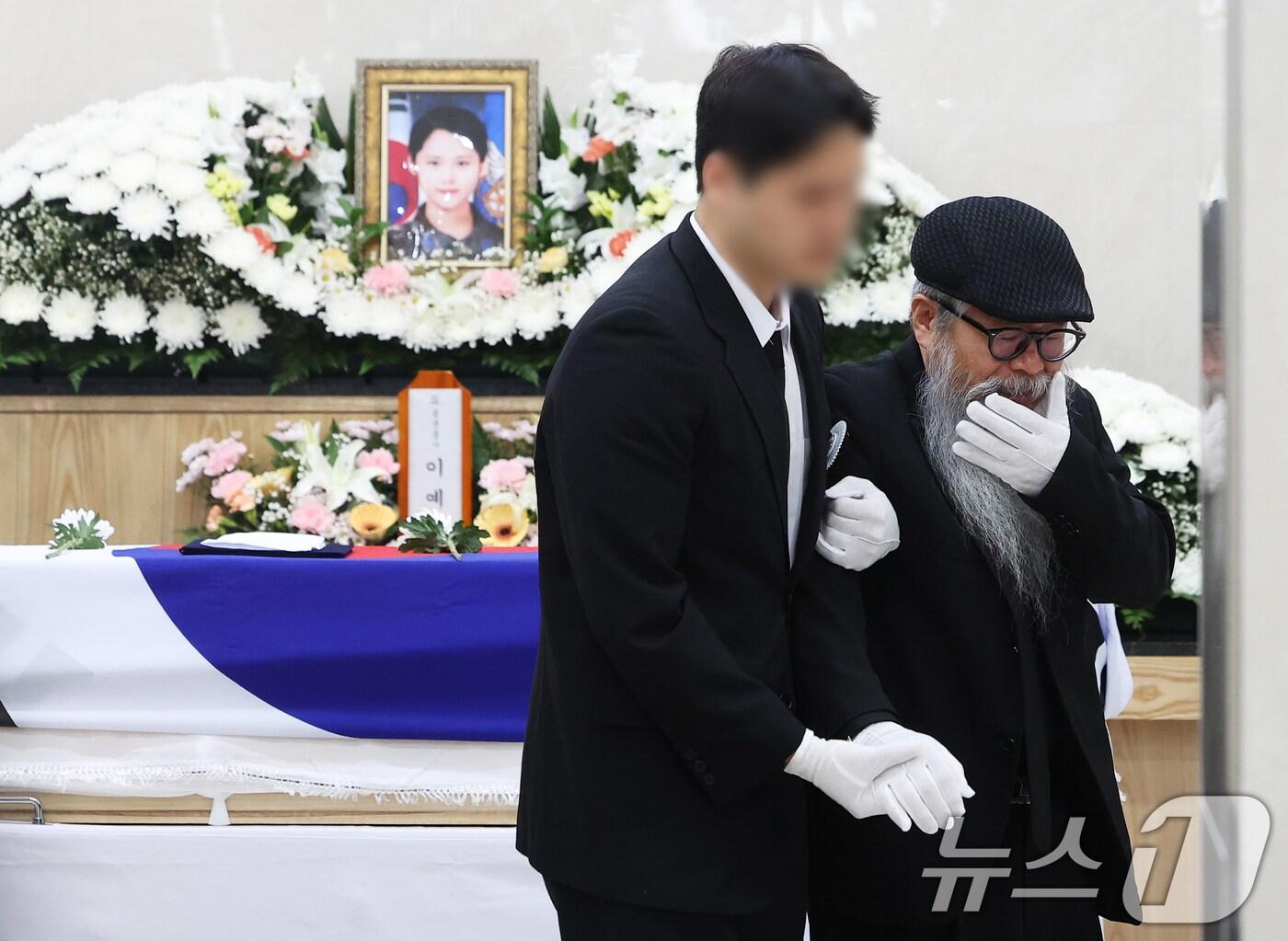 본문 이미지 - 공군 성폭력 피해자인 고(故) 이예람 중사의 영결식과 발인이 엄수된 20일 오전 경기 성남시 분당구 국군수도병원 영결식장에서 이 중사의 아버지 이중완 씨가 눈물을 흘리고 있다.  (공동취재) 2024.7.20/뉴스1 ⓒ News1 김영운 기자