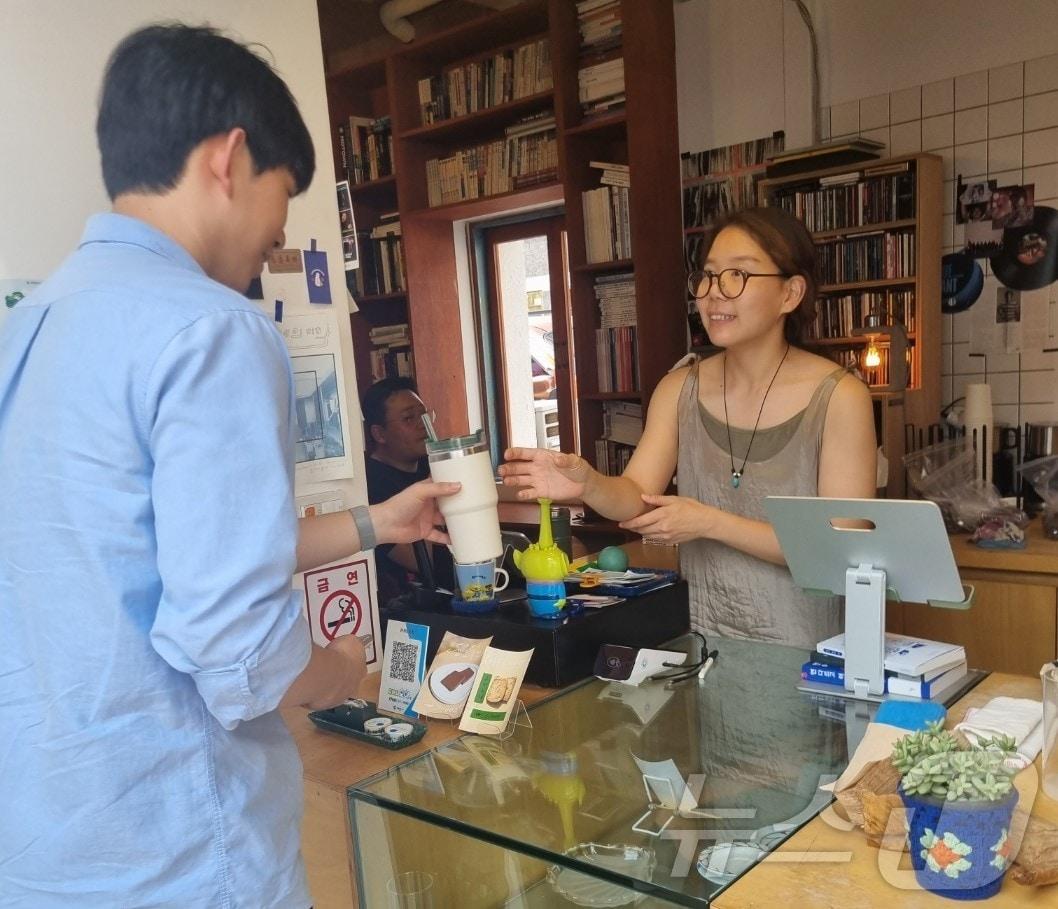 본문 이미지 - 개인 다용회 컵을 사용해 음료를 주문하는 모습.(제천시 제공)2024.7.20/뉴스1