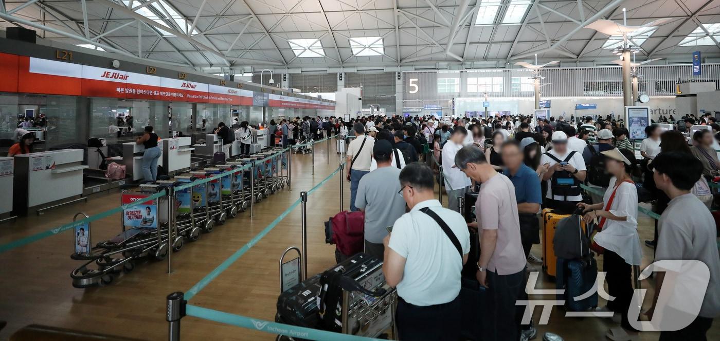 미국 마이크로소프트(MS) 클라우드 서비스 장애로 국내공항에서 항공기 탑승권 발권에 차질을 빚었던 국내 항공사들의 시스템 복구가 완료돼 항공편이 정상 운항되고 있다. 20일 인천공항공사에 따르면 이날 오전 9시 기준, 제주항공과 이스타항공, 에어프레미아 등 국내 항공사들이 체크인 시스템 복구를 완료했다. 다만 전날 장애의 여파로 항공기가 지연되고 있다. 20일 인천공항 제주항공 탑승카운터에 승객들이 줄 서 있다. 2024.7.20/뉴스1 ⓒ News1 이승배 기자