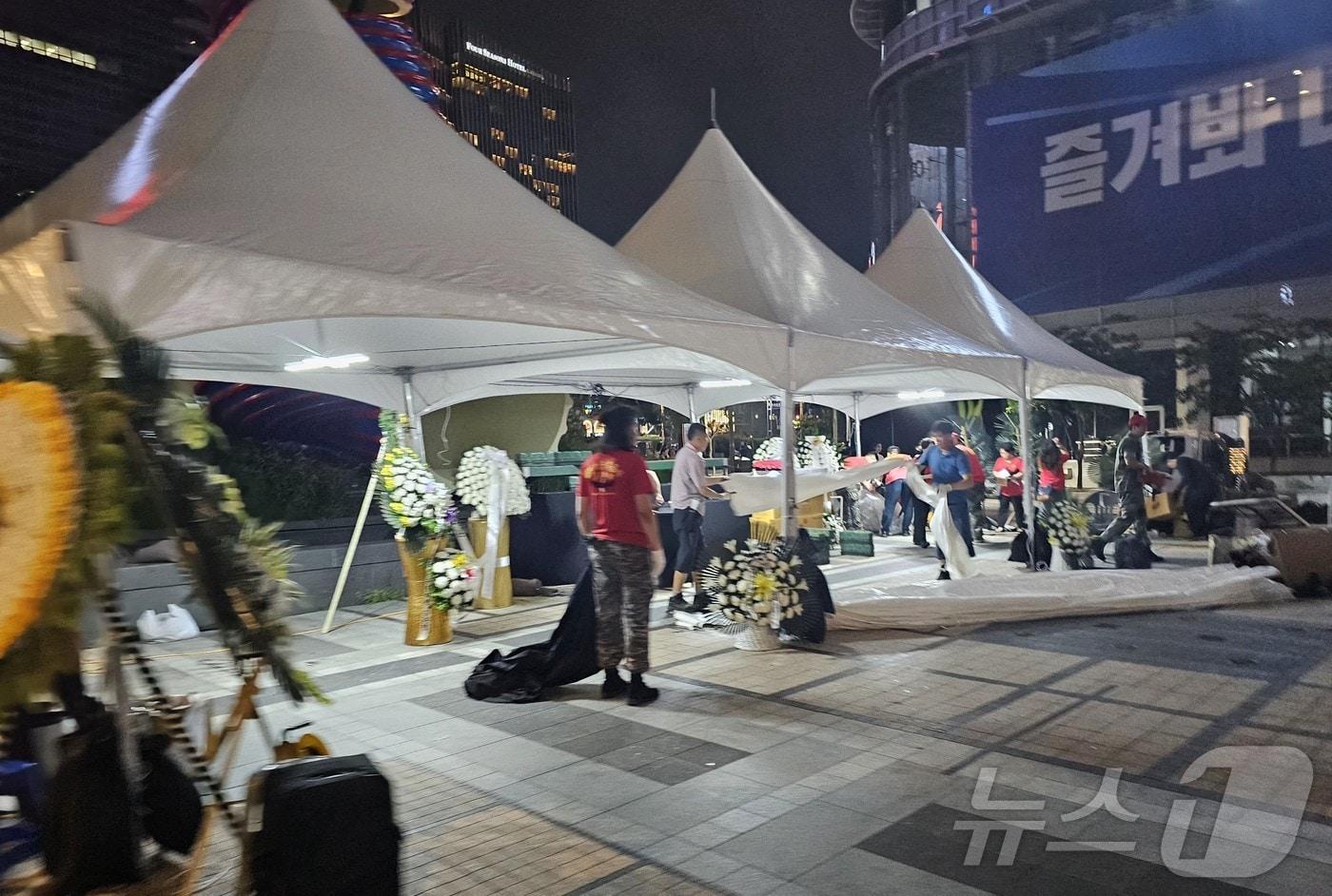  서울 청계광장에 마련된 채상병 분향소가 철거되는 모습(서울시 제공)