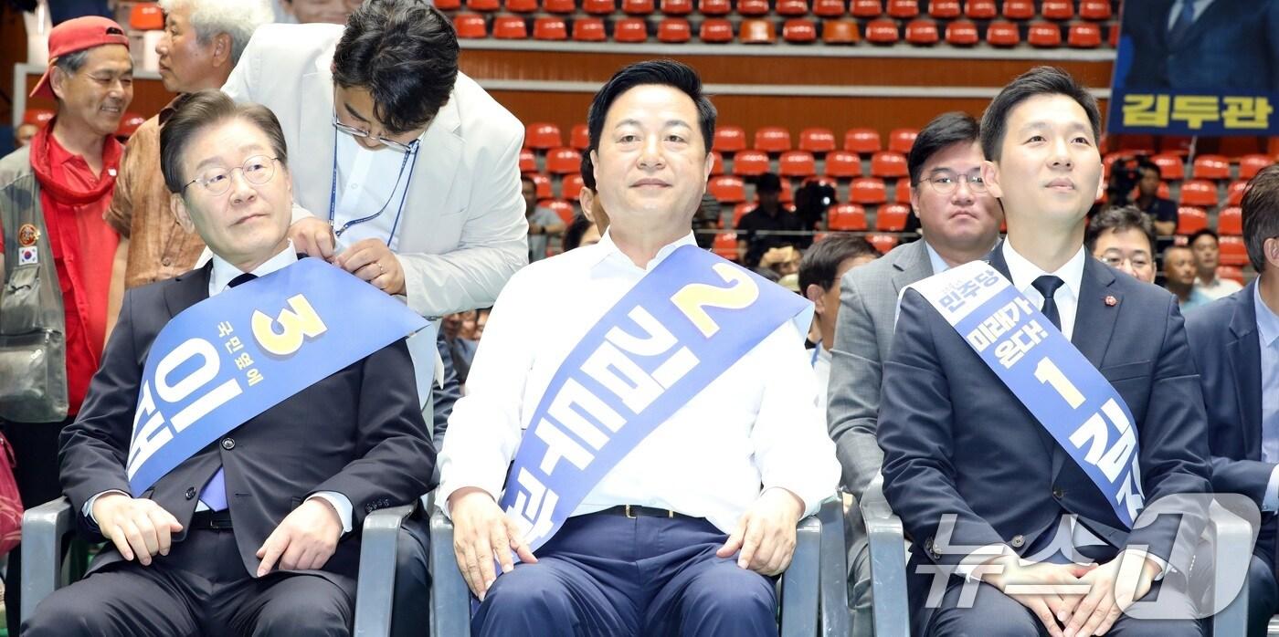 본문 이미지 - 20일 오전 제주시 한라체육관에서 열린 더불어민주당 '제1차 정기 전국당원대회(전당대회) 당대표·최고위원 후보자 합동연설회'에서 이재명·김두관·김지수(왼쪽부터) 당 대표 후보가 나란히 앉아있다. 2024.7.20/뉴스1 ⓒ News1 고동명 기자
