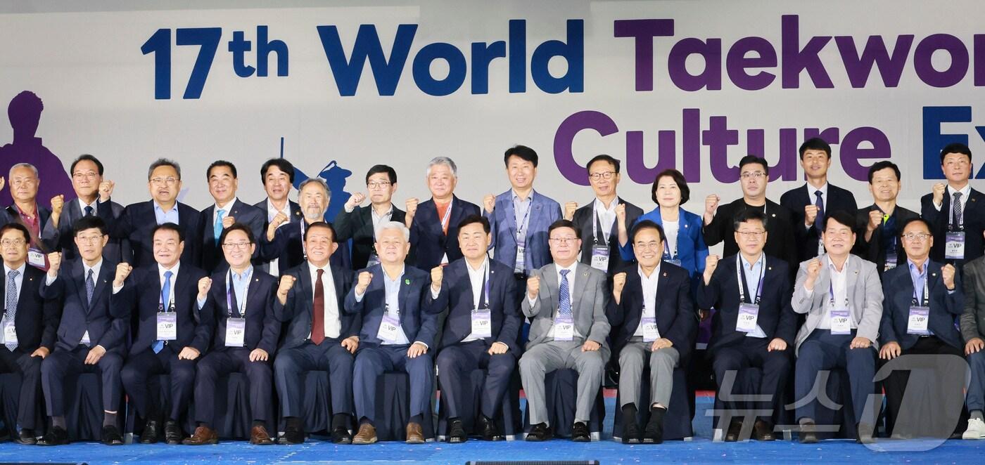 본문 이미지 - 20일 전북자치도 무주군 무주태권도원에서 열린 제17회 세계태권도문화엑스포 개회식에 김관영 도지사를 비롯한 참석자들이 개회식을 갖고 기념촬영을 하고 있다. (전북특별자치도 제공) 2024.7.20/뉴스1 
