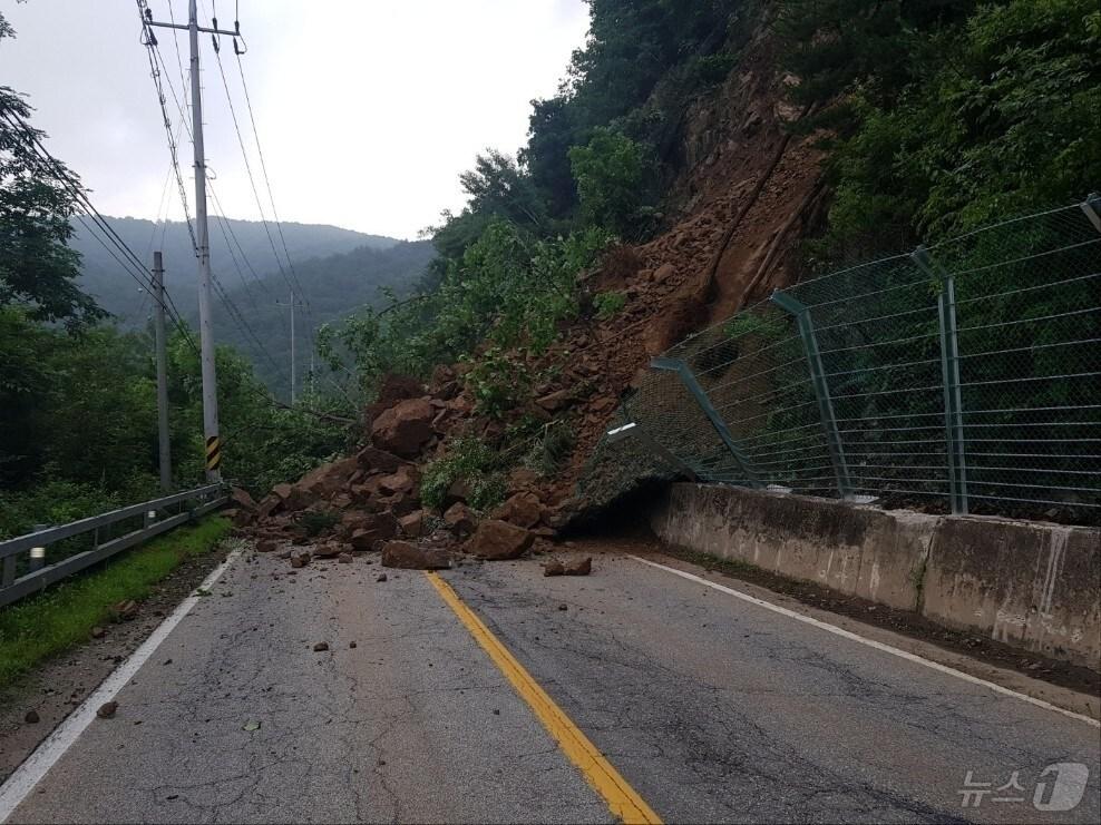본문 이미지 - 20일 오전 강원 인제군 서화면 심적리 낙석·토사 유출 현장.(독자 제공) 2024.7.20/뉴스1 