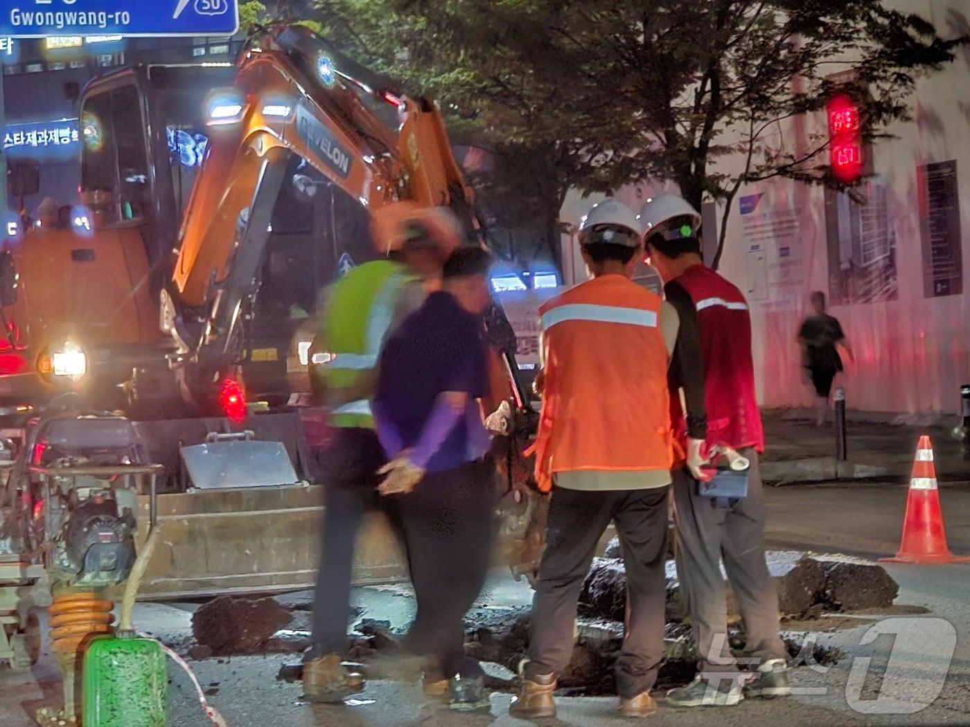 본문 이미지 - 지난 19일 오후 9시쯤 경기 수원시 팔달구 인계동 시청역 사거리 부근에서 싱크홀이 발생해 당국이 긴급 보수 작업을 벌이고 있다. 2024.7.20/뉴스1 ⓒ News1 김기현 기자 