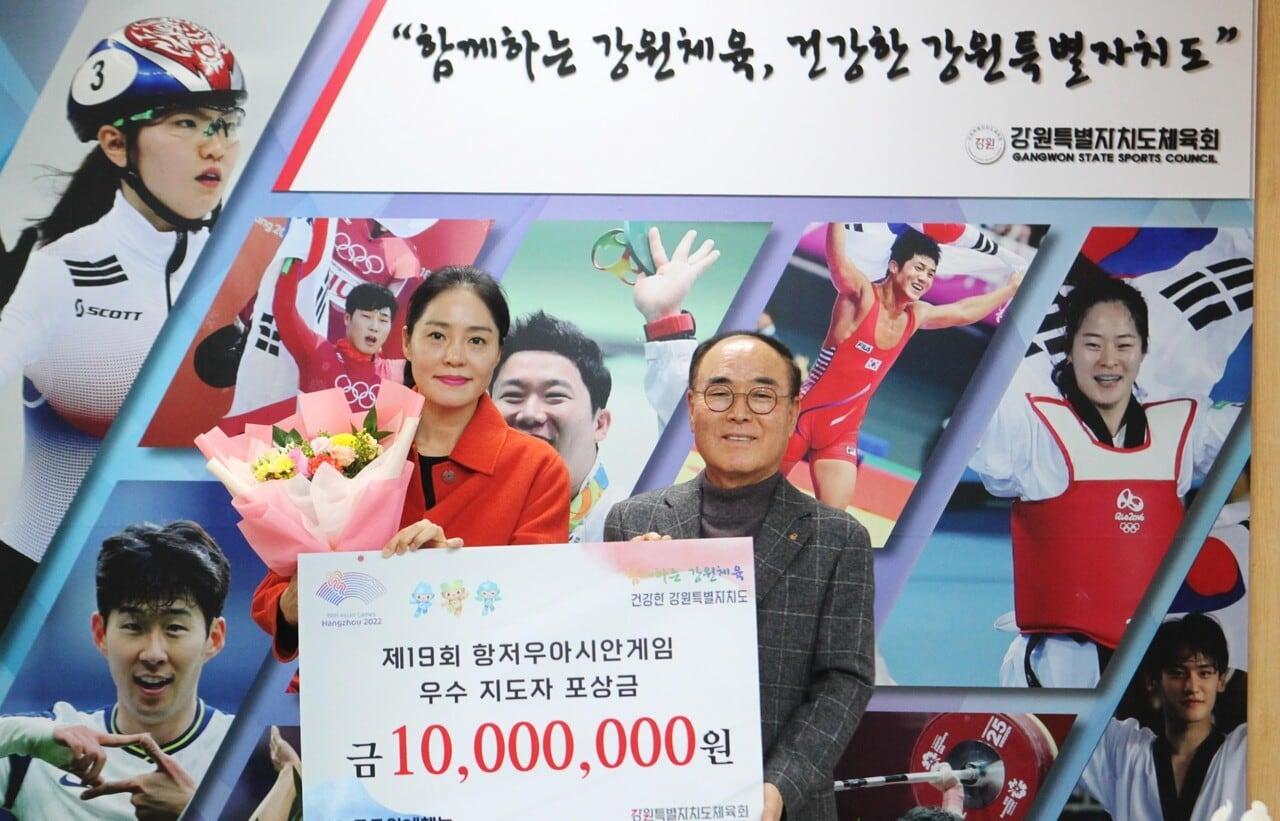 본문 이미지 - 이보은 강원특별자치도청 수영팀 감독(왼쪽). (강원특별자치도체육회 제공)