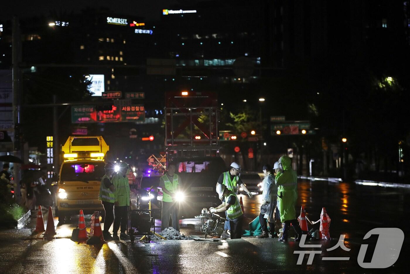 7월 서울 종로구 경복궁역에서 사직터널 방향으로 가는 사직로 4차로 3차선에서 포트홀(도로에 난 구멍) 현상이 발생해 관계자들이 긴급 복구작업을 하는 모습. ⓒ News1 오대일 기자