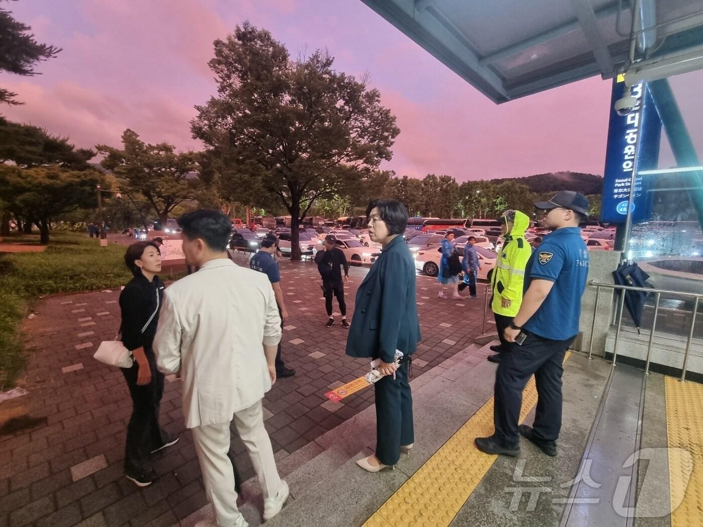 본문 이미지 - 신계용(가운데) 과천시장이 '싸이 흠뻑쇼' 중단으로 직접 현장에서 시민의 안전을 돕고있다.(독자제공)
