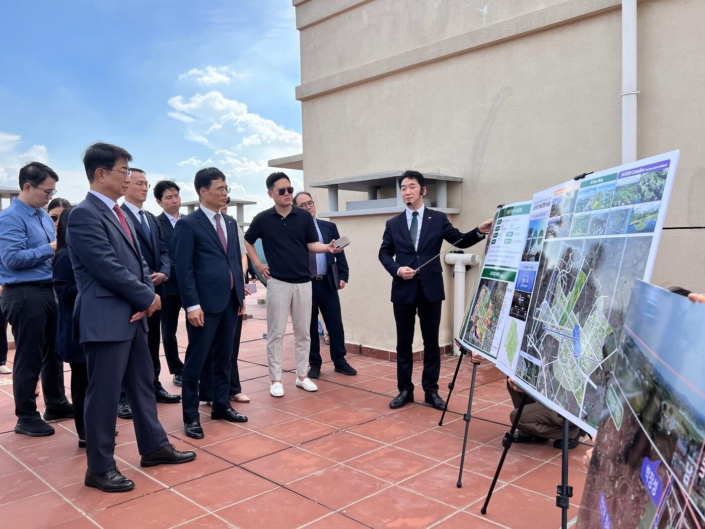 본문 이미지 -  박상우 국토교통부 장관이 한국토지주택공사(LH) 관계자로부터 박닌성 동남신도시에 대한 설명을 듣고 있다. /베트남 공동 취재단 제공