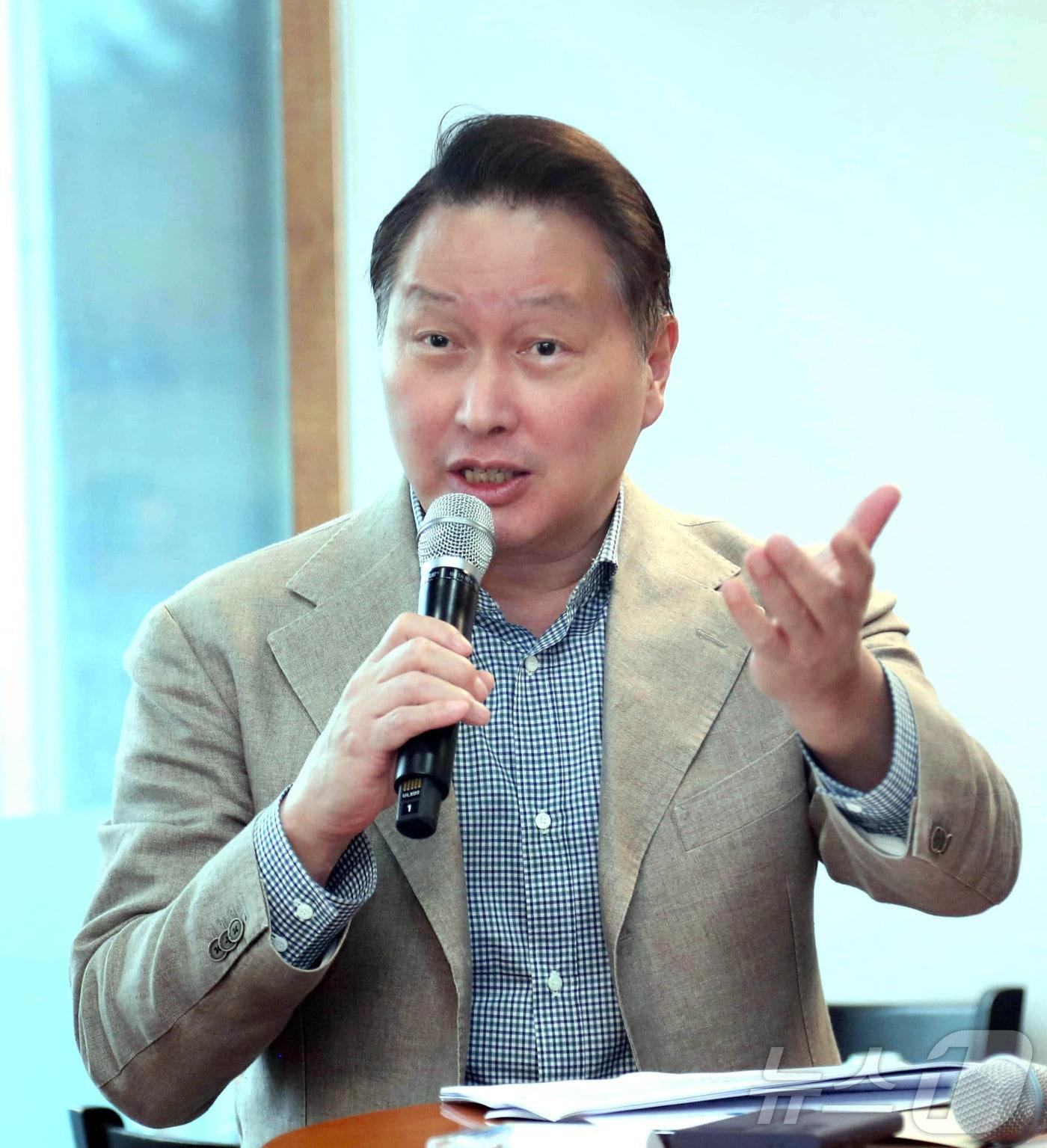 본문 이미지 - 최태원 대한상공회의소 회장 겸 SK그룹 회장이 지난 19일 제주 서귀포의 한 식당에서 열린 '대한상의 제주포럼' 기자간담회에서 질문에 답변하고 있다.(대한상의 제공) 2024.7.19/뉴스1