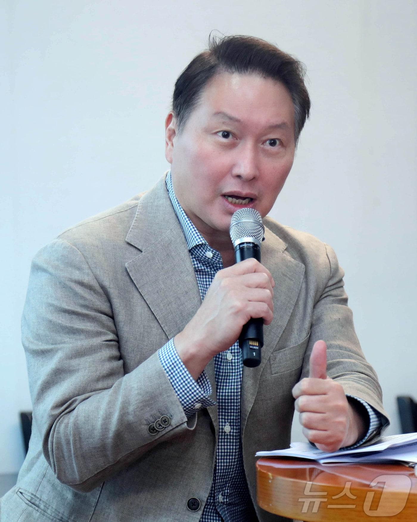 본문 이미지 - 최태원 대한상공회의소 회장 겸 SK그룹 회장이 지난 19일 제주 서귀포의 한 식당에서 열린 '대한상의 제주포럼' 기자간담회에서 질문에 답변하고 있다.(대한상의 제공) 2024.7.19/뉴스1