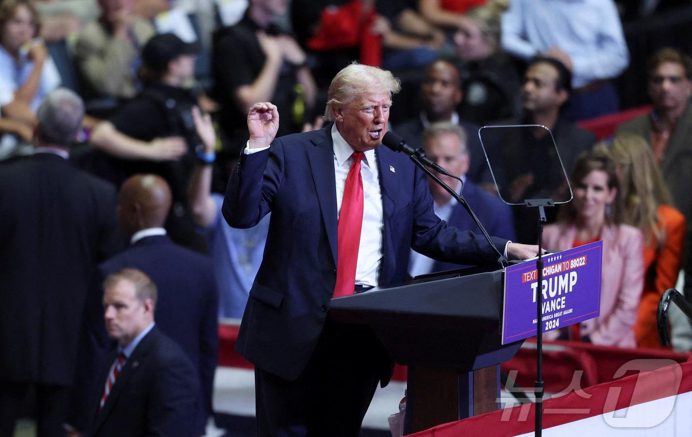 본문 이미지 - 도널드 트럼프 미국 공화당 대선후보가 20일 미시간주 그랜드 래피스에서 피습 이후 첫번째 선거 유세 행사에 참석해 연설하고 있다. 2024. 7.20 ⓒ 로이터=뉴스1