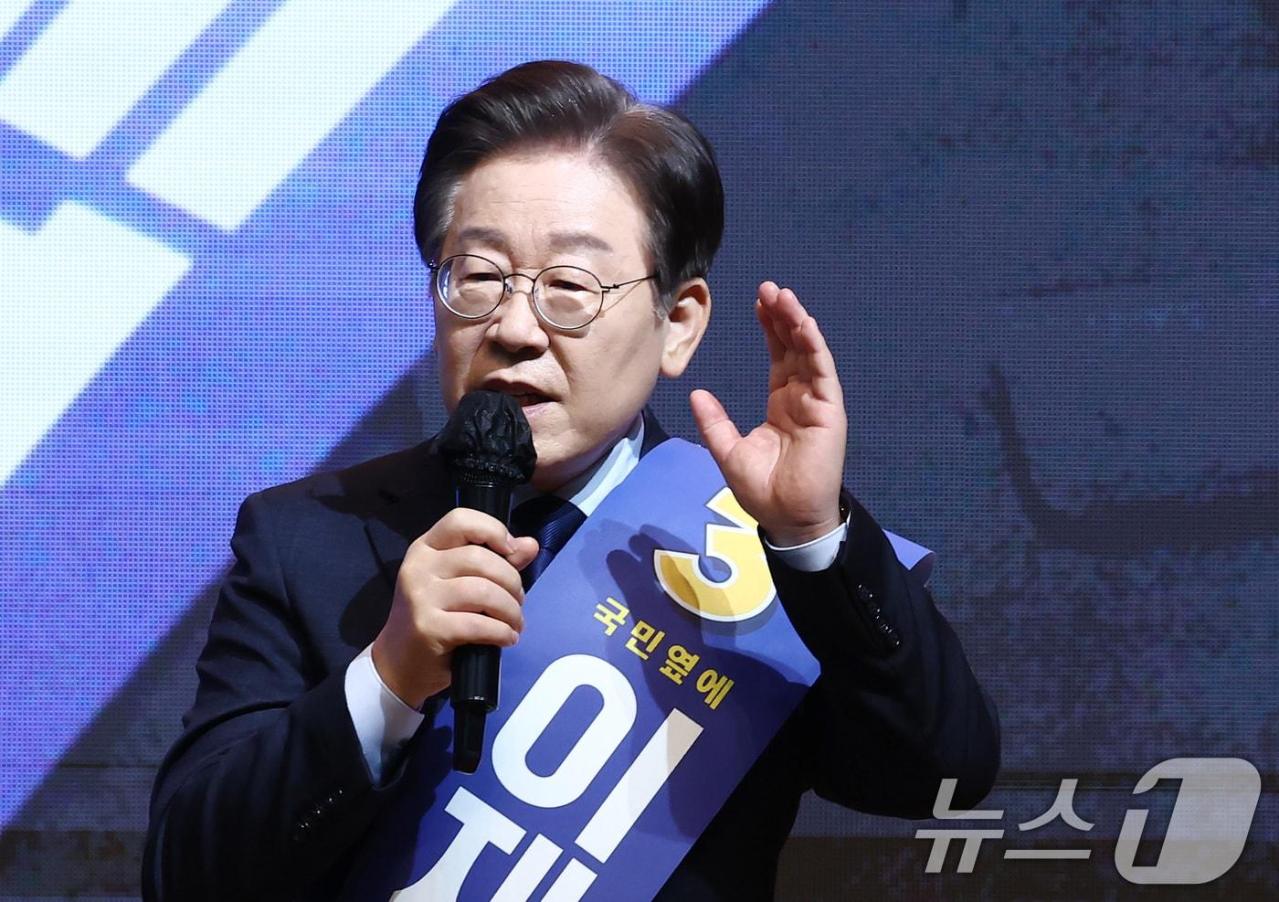 본문 이미지 - 이재명 더불어민주당 당대표 후보가 21일 오전 강원도 홍천군 홍천종합체육관에서 열린 제1회 전국당원대회 강원 지역 합동연설회에서 정견발표를 하고 있다. 2024.7.21/뉴스1 ⓒ News1 김민지 기자