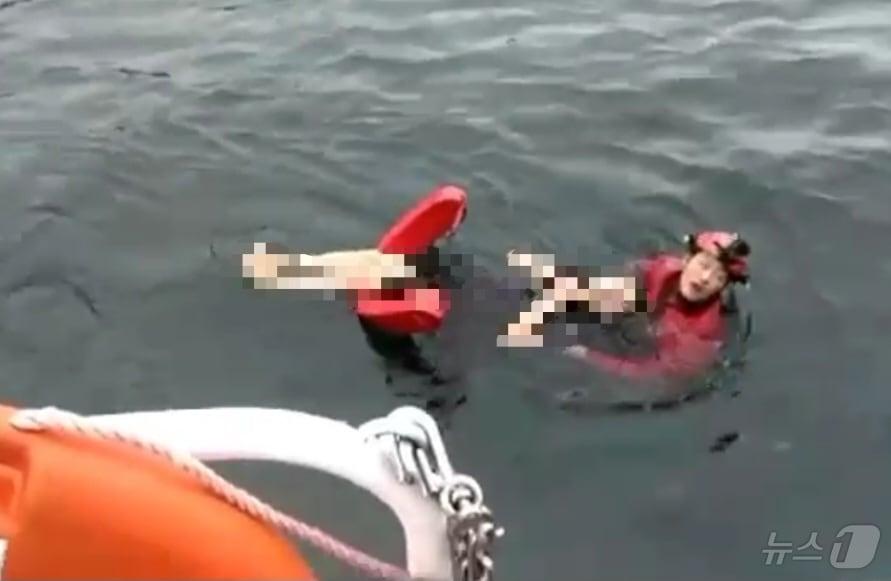 본문 이미지 - 20일 오후 1시쯤 경북 영덕군 영덕읍 창포리 앞 120m 해상에서 물에 빠졌던 50대 A 씨(여)가 신고를 받고 출동한 해경 구조대에 구조됐다. (울진해양경찰서제공) 2024.7.21/뉴스1 