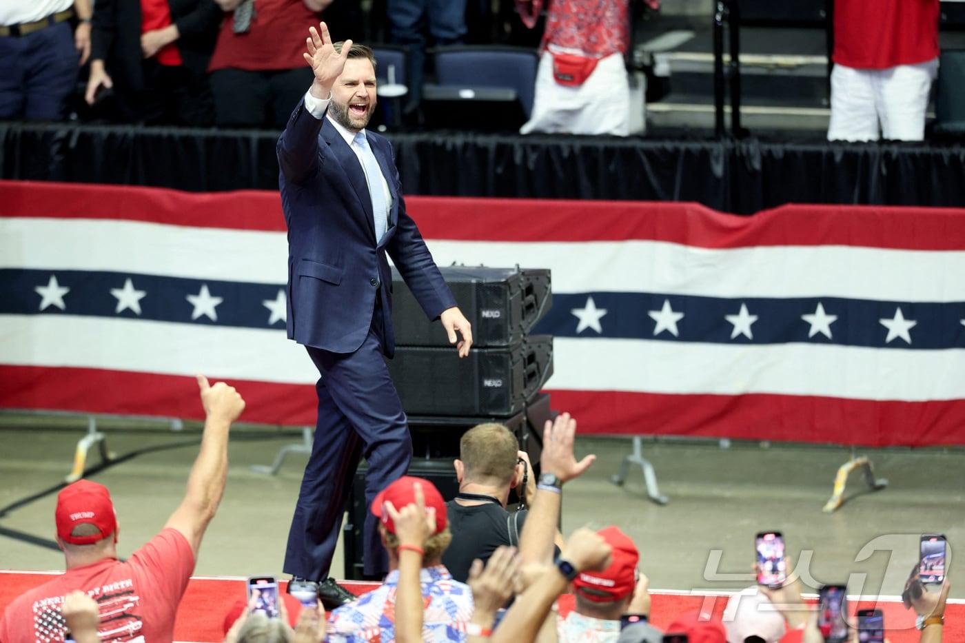 본문 이미지 - JD 밴스 미국 공화당 부통령 후보가 20일 (현지시간) 미시간주 그랜드래피즈에서 후보 선출 이후 처음으로 열린 도널드 트럼프 전 미국 대통령과 합동 연설에 도착을 하고 있다. 2024.07.21 ⓒ 로이터=뉴스1 ⓒ News1 우동명 기자
