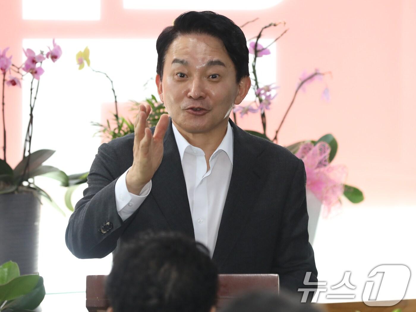 본문 이미지 - 원희룡 국민의힘 당대표 후보가 21일 오후 경남 밀양시 삼문동 박상웅 의원 사무실에 마련된 밀양시·의령군·함안군·창녕군 당원협의회를 찾아 연설하고 있다. 2024.7.21/뉴스1 ⓒ News1 윤일지 기자