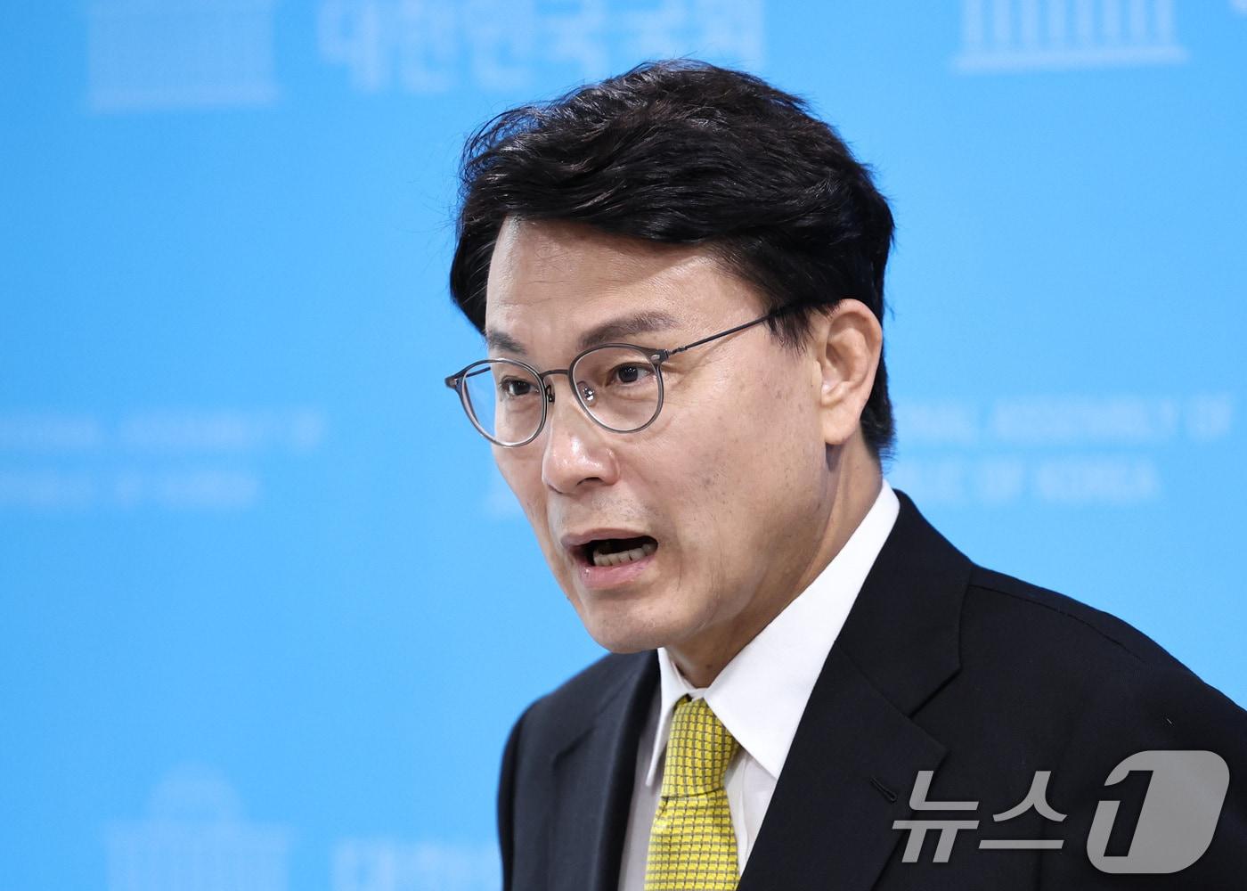 본문 이미지 - 윤상현 국민의힘 당대표 후보가 21일 오후 서울 여의도 국회 소통관에서 취재진의 질문에 답하고 있다. 2024.7.21/뉴스1 ⓒ News1 구윤성 기자