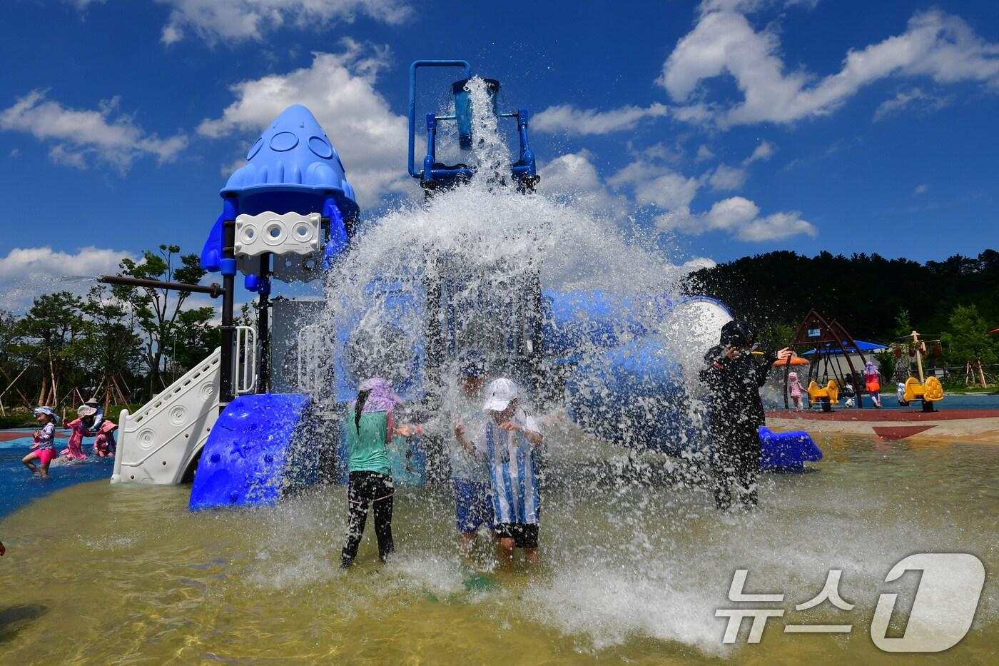 지난해  7월 포항시 북구 한마음 체육관 물놀이장을 찾은 어린이들.(뉴스1 자료) ⓒ News1 최창호 기자