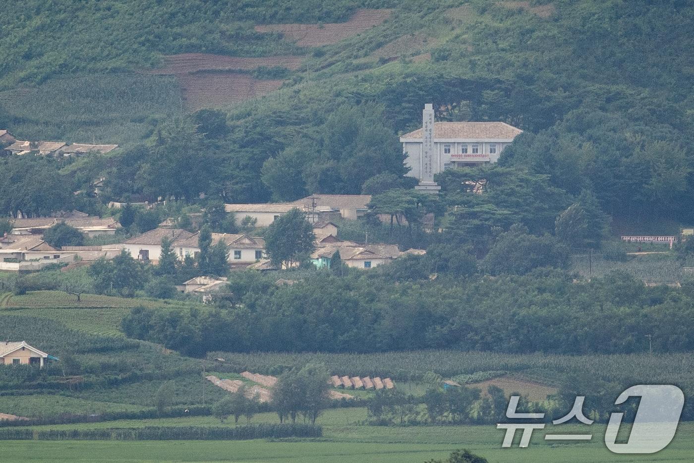 본문 이미지 - 북한이 9번째 대남 오물풍선을 살포한 21일 경기 파주시 오두산통일전망대에서 바라본 북한 개풍군 마을에 적막이 흐르고 있다. 우리 군은 서부·중부·동부전선에 배치된 고정식 확성기를 릴레이식으로 돌아가며 제한적으로 방송하며 대응해오다 이번에 전방 지역 모든 확성기를 동시에 가동하는 방식으로 전환했다. 2024.7.21/뉴스1 ⓒ News1 유승관 기자
