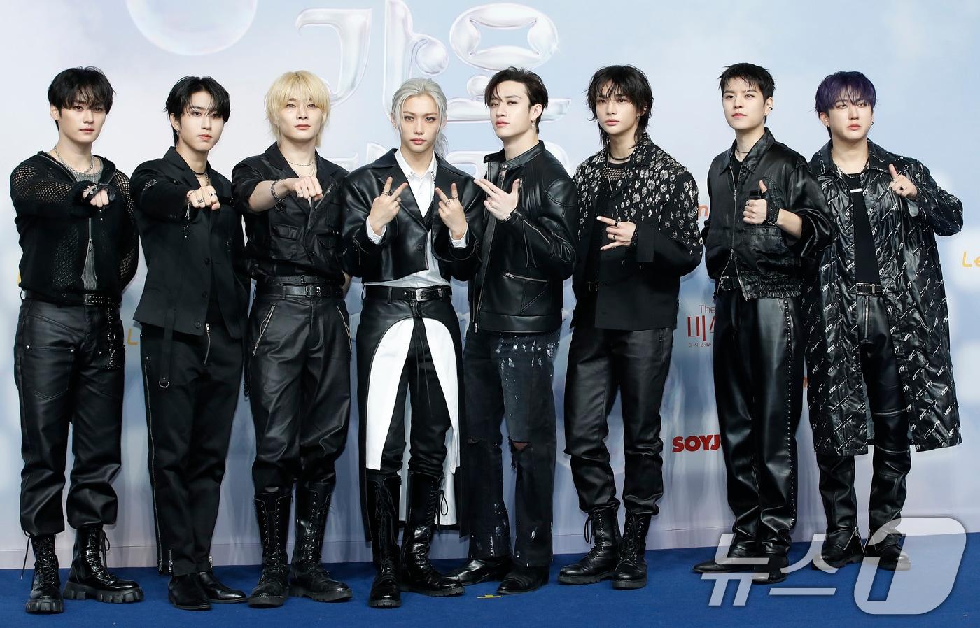 스트레이 키즈 리노(왼쪽부터)와 한, 아이엔, 필릭스, 방찬, 현진, 승민, 창민이 21일 오후 인천광역시 중구 인스파이어 아레나에서 열린 ‘2024 SBS 가요대전 서머’ 블루카펫 행사에서 포즈를 취하고 있다. 2024.7.21/뉴스1 ⓒ News1 권현진 기자