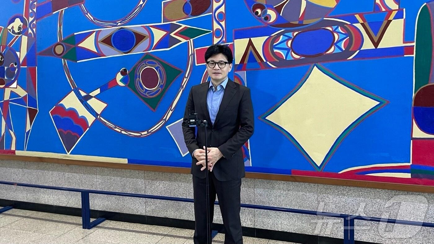 본문 이미지 - 한동훈 국민의힘 당 대표 후보가 21일 경남도청 1층에서 백브리핑을 갖고 취재진을 질문에 답하고 있다.2024.7.21/뉴스1 강정태 기자