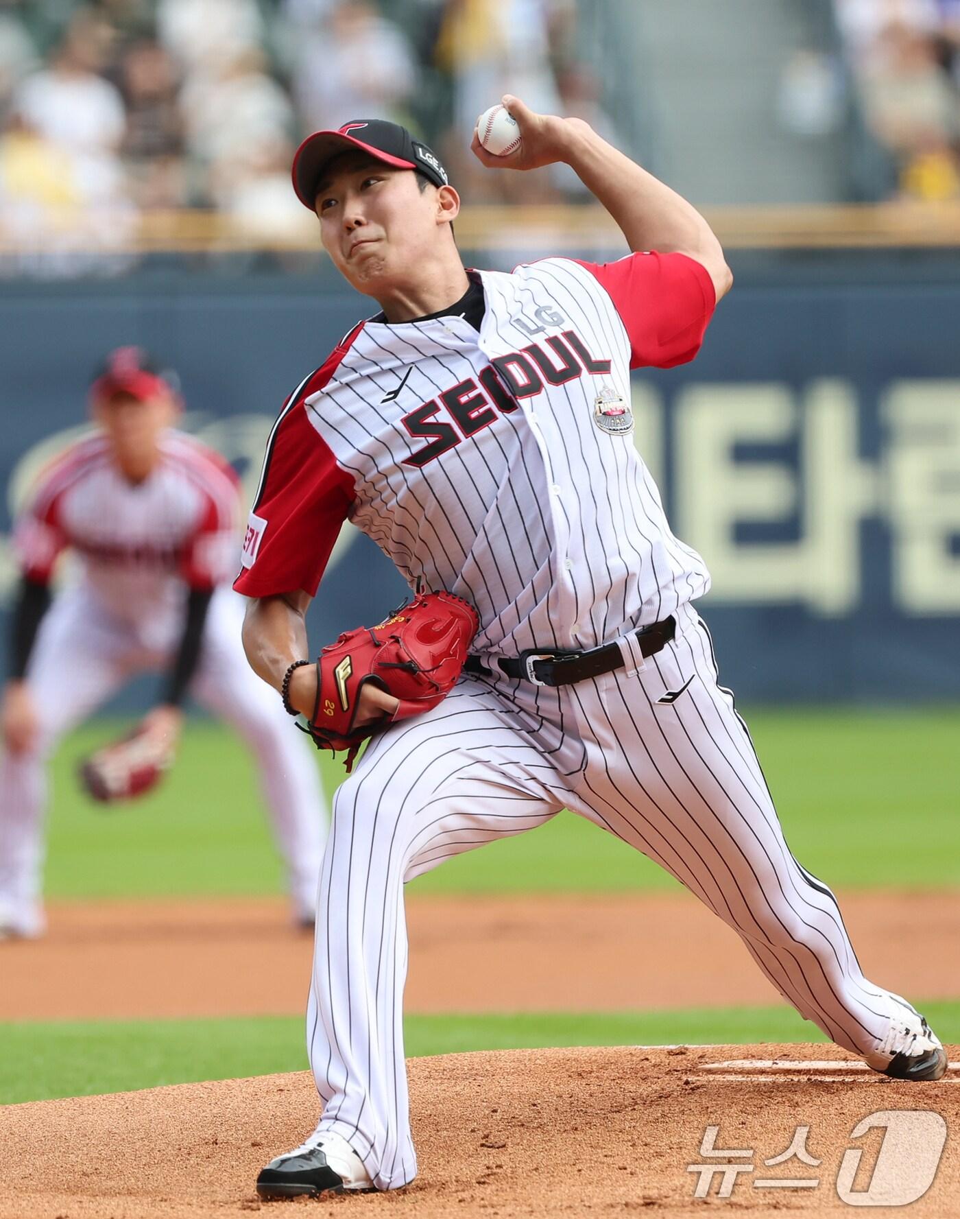 본문 이미지 - 21일 오후 서울 송파구 잠실야구장에서 열린 ‘2024 신한 SOL 뱅크 KBO리그’ 두산 베어스와 LG 트윈스의 경기, LG 선발투수 손주영이 1회초 등판해 역투하고 있다. 2024.7.21/뉴스1 ⓒ News1 김도우 기자