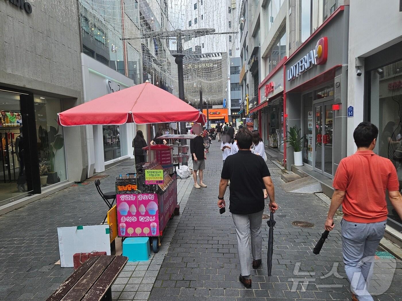 본문 이미지 - 21일 오후 강원 춘천 명동 거리에 휴일을 맞아 시민들이 즐거운 시간을 보내고 있다. 2024.7.21 한귀섭 기자 