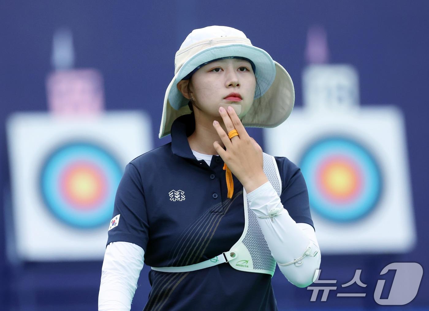 본문 이미지 - 2024 파리올림픽 양궁대표팀 임시현 선수가 21일 오후 프랑스 파리 앵발리드에서 가진 첫 훈련에서 과녁 확인 후 돌아오며 생각에 잠겨 있다. 2024.7.21/뉴스1 ⓒ News1 박정호 기자