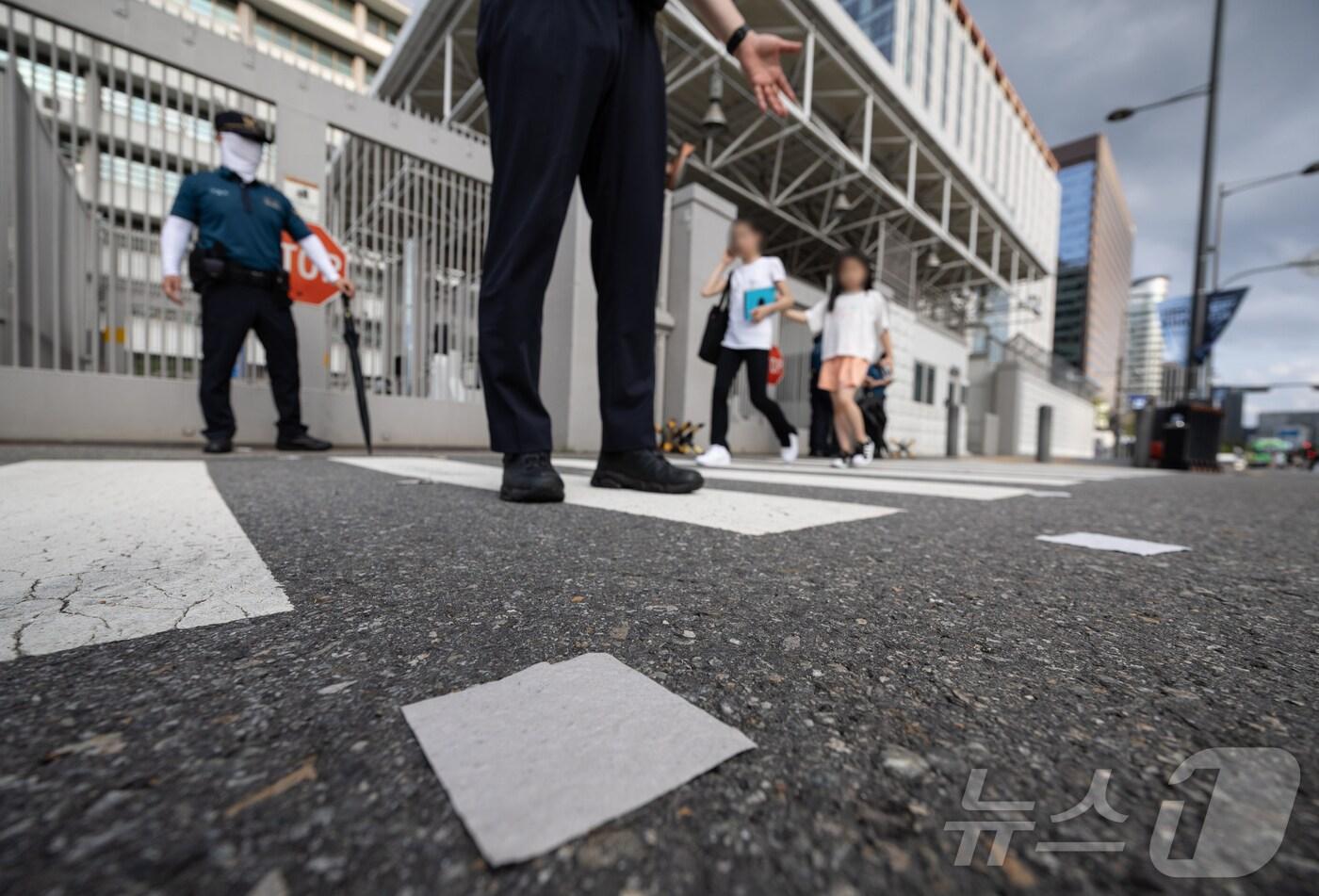 북한이 오물풍선 대남살포를 재개한 21일 오후 서울 종로구 광화문광장 인근에 오물풍선 추정 내용물이 떨어져 있다. 2024.7.21/뉴스1 ⓒ News1 이재명 기자
