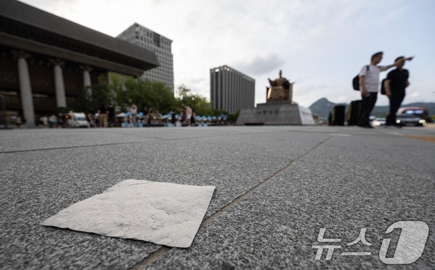 본문 이미지 - 북한이 오물풍선 대남살포를 재개한 21일 오후 서울 종로구 광화문광장 인근에 오물풍선 추정 내용물이 떨어져 있다. 2024.7.21/뉴스1 ⓒ News1 이재명 기자