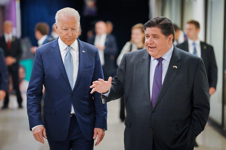 본문 이미지 - 바이든 대통령의 재선 포기 발표가 나온 21일&#40;현지시간&#41; 일리노이 민주당 정치인들이 일제히 입장을 내놓았다. 유력한 차기 대선 후보로 꼽히는 JB 프리츠커 일리노이 주지사를 포함해 이들은 바이든 업적을 칭송하면서 트럼프 재선을 막겠다고 한 목소리를 냈다. 바이든과 함께 한 프리츠커&#40;오른쪽&#41;. &#40;출처 : 프리츠커 페이스북&#41; 2024.07.21/