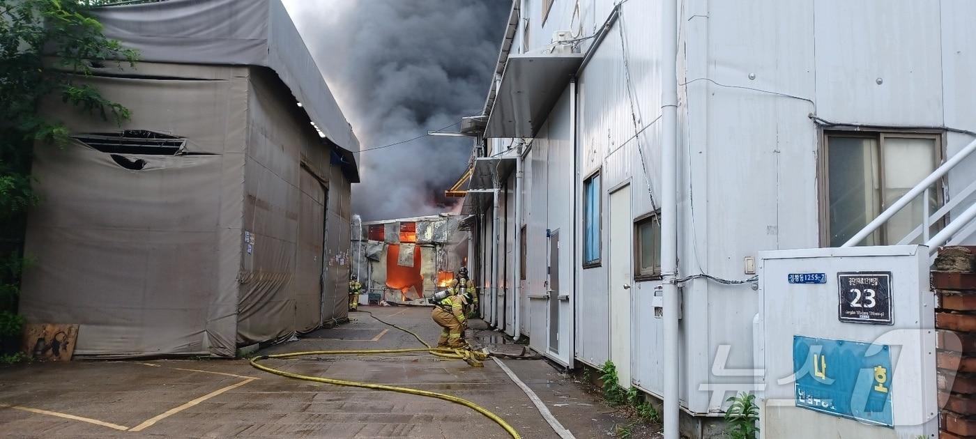 22일 오전 6시30분쯤 경기 시흥시 정왕동의 한 공장(연면적 1732㎡)에서 원인을 알 수 없는 화재가 발생해 소방당국이 진화작업을 펼치고 있다.(경기도소방재난본부 제공)/