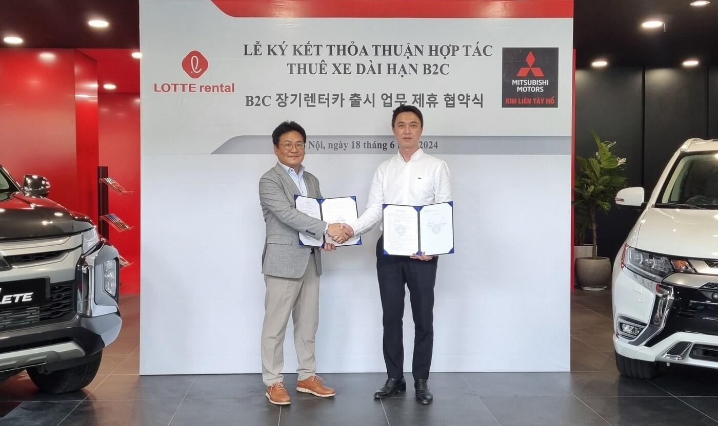 본문 이미지 - 롯데렌탈과 킴 리엔 그룹(Kim Lien Group)이 미쓰비시 쇼룸에서 ‘B2C 장기렌터카 출시 업무 제휴 협약식’을 맺었다. (왼쪽부터) 안성빈 롯데렌탈 베트남법인장과 킴 리엔 응우엔 민 뚜안 미쓰비시 부사장이 기념 촬영을 하고 있다(롯데렌탈 제공). 
