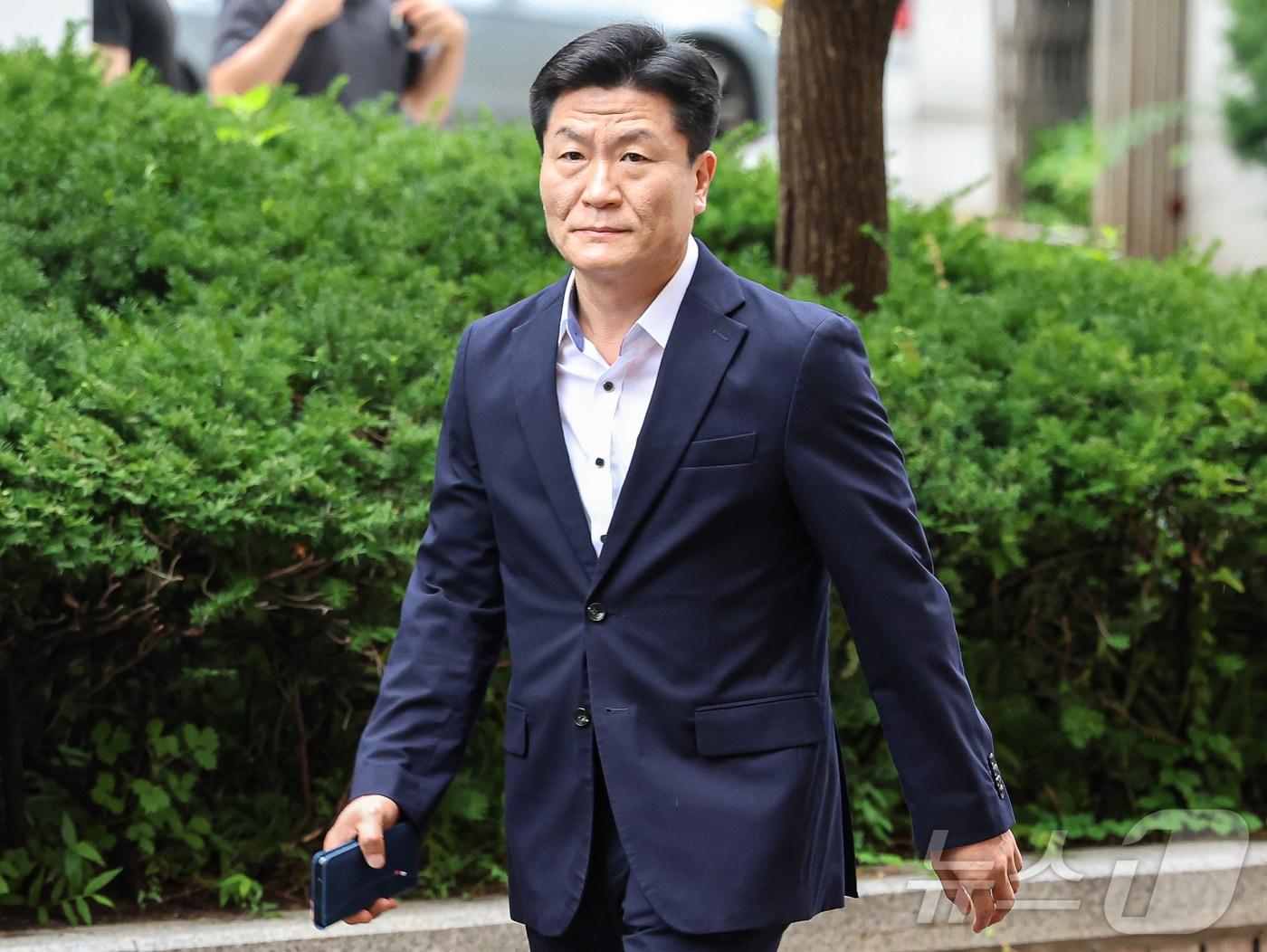 본문 이미지 - 이임재 전 용산경찰서장이 22일 서울 마포구 서울서부지방법원에서 열리는 이태원참사 관련 공판에 출석하고 있다. 2024.7.22/뉴스1 ⓒ News1 김도우 기자