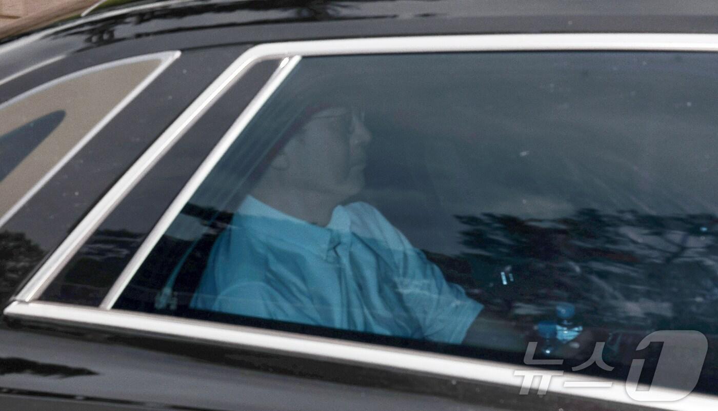 '도이치모터스 주가조작 의혹'과 '디올백 수수 의혹' 사건으로 윤석열 대통령의 부인 김건희 여사의 수사를 지시한 이창수 서울중앙지검 검사장이 22일 오전 서울 서초구 서초동 서울중앙지방검찰청으로 출근하고 있다.  서울중앙지검은 지난 20일 윤석열 대통령의 부인 김건희 여사를 '제3의 장소'에서 대면 조사한다는 사실을 조사가 끝나가는 시점에야 이원석 검찰총장에게 사후 보고한 것으로 확인되면서 '총장 패싱' 논란이 불거지고 있다. 2024.7.22/뉴스1 ⓒ News1 김성진 기자