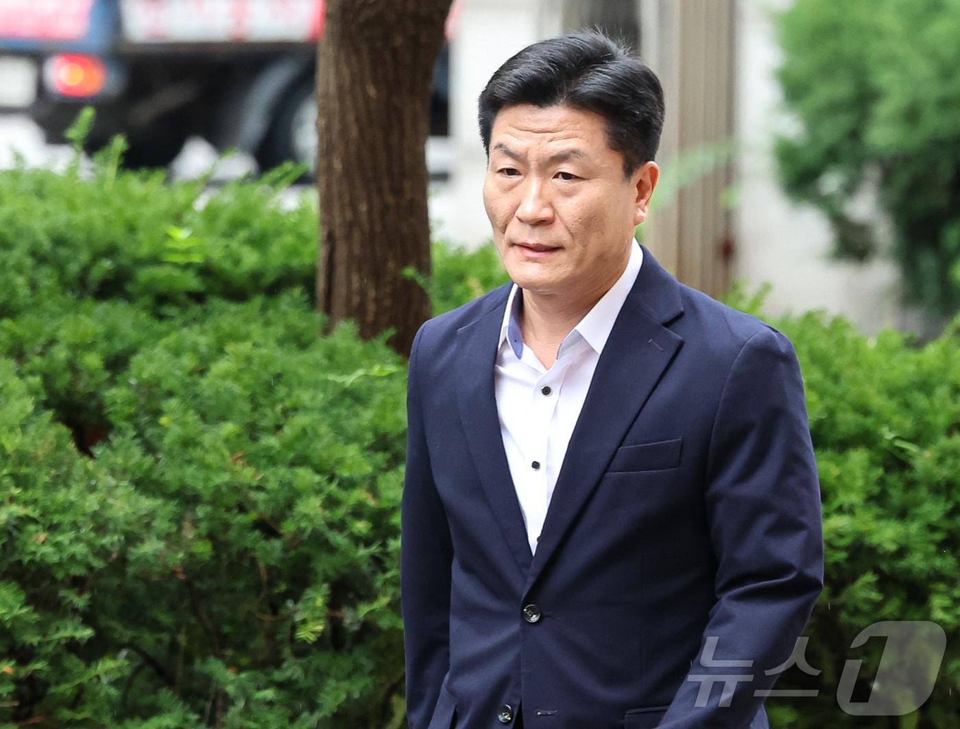 본문 이미지 - 이임재 전 용산경찰서장이 22일 서울 마포구 서울서부지방법원에서 열리는 이태원참사 관련 공판에 출석하고 있다. 2024.7.22/뉴스1 ⓒ News1 김도우 기자