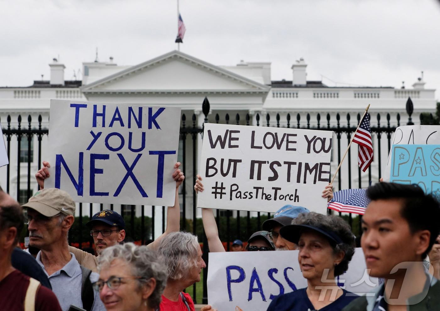 본문 이미지 - 20일(현지시간) 미국 워싱턴DC의 백악관 앞에 사람들이 조 바이든 미국 대통령의 대선 후보직 사퇴를 요구하고 있다. 2024.07.20 ⓒ 로이터=뉴스1 ⓒ News1 정지윤 기자