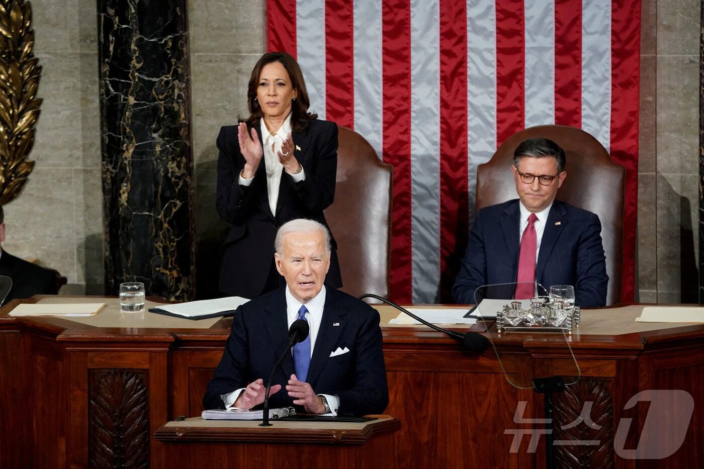 본문 이미지 - 미국 국회의사당에서 공화당 소속 마이크 존슨 하원의장이 국정연설을 하는 조 바이든 대통령을 바라보고 있다. 그의 왼편에는 카멀라 해리스 부통령이 박수를 치고 있다. 2024.03.07/ ⓒ 로이터=뉴스1 ⓒ News1 권진영 기자