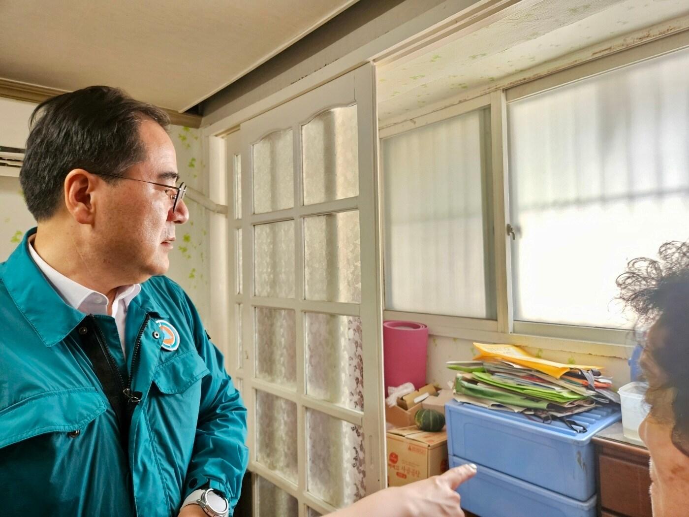 본문 이미지 - 남궁선 서울지방보훈청장이 지난 19일 폭우로 인한 취약계층 국가유공자 가정의 피해 여부를 점검하고 있다.(서울지방보훈청 제공)