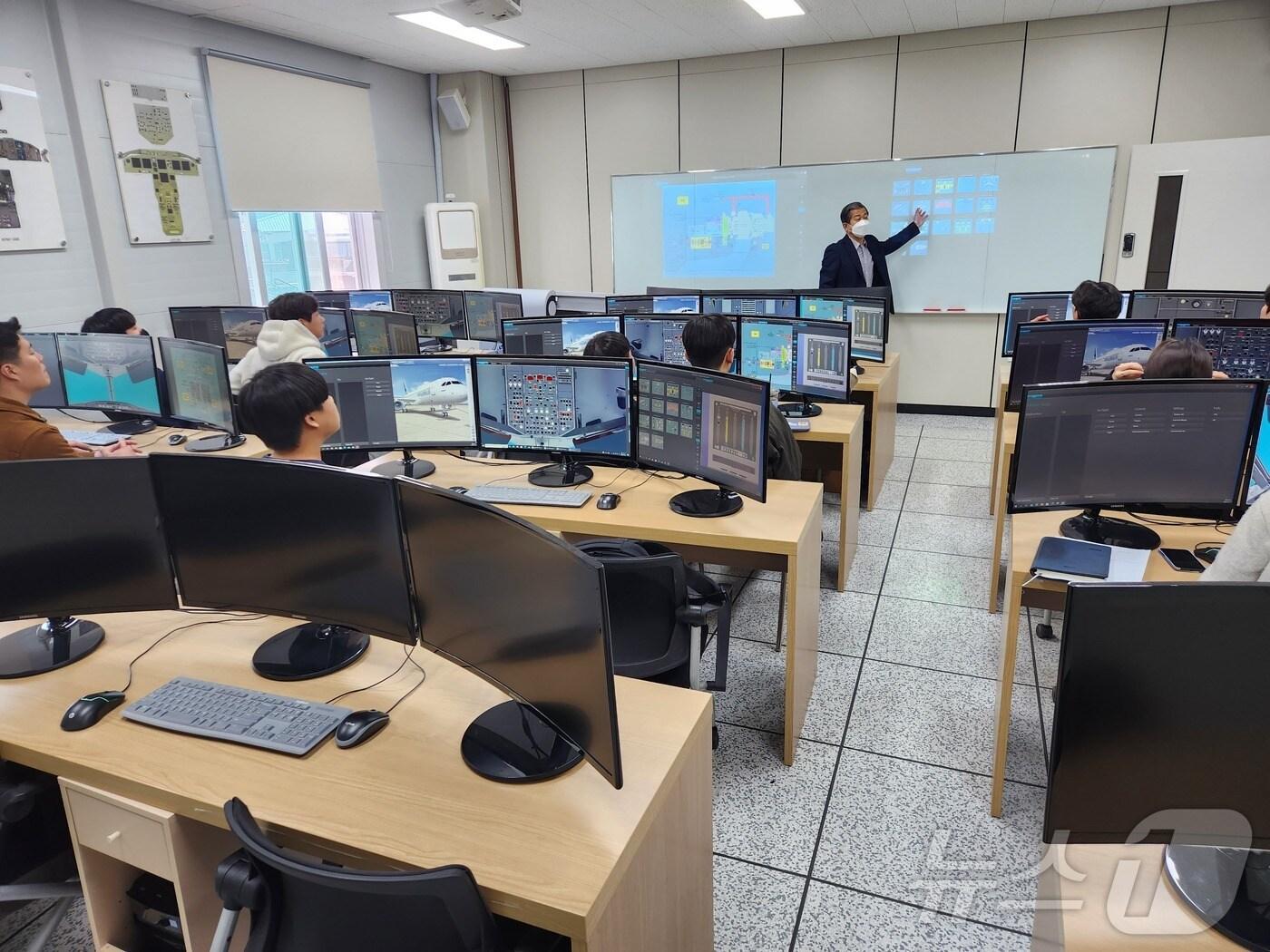 본문 이미지 -  22일 극동대학교는 국내 처음으로 호주 항공정비사 자격시험장으로 지정됐다고 밝혔다. 사진은 항공정비학과 수업 모습.(극동대 제공)/뉴스1