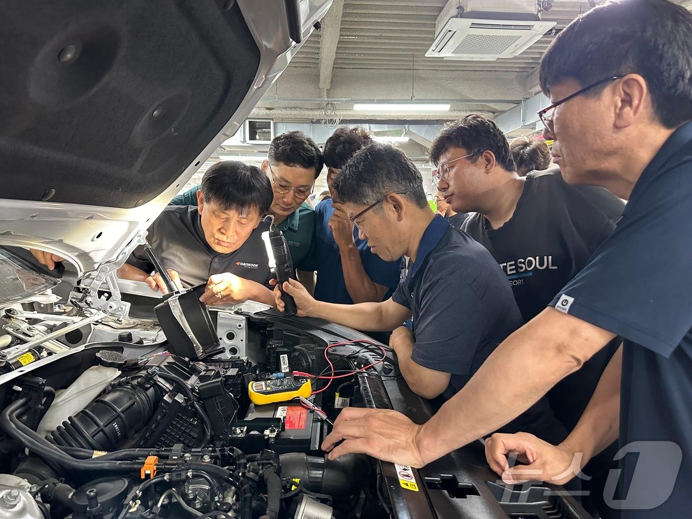 본문 이미지 - 우송정보대학 우송기술교육원 &#39;2024년 친환경 자동차 전문정비 실습교육&#39; 모습.  &#40;우송정보대학 제공&#41;/뉴스1