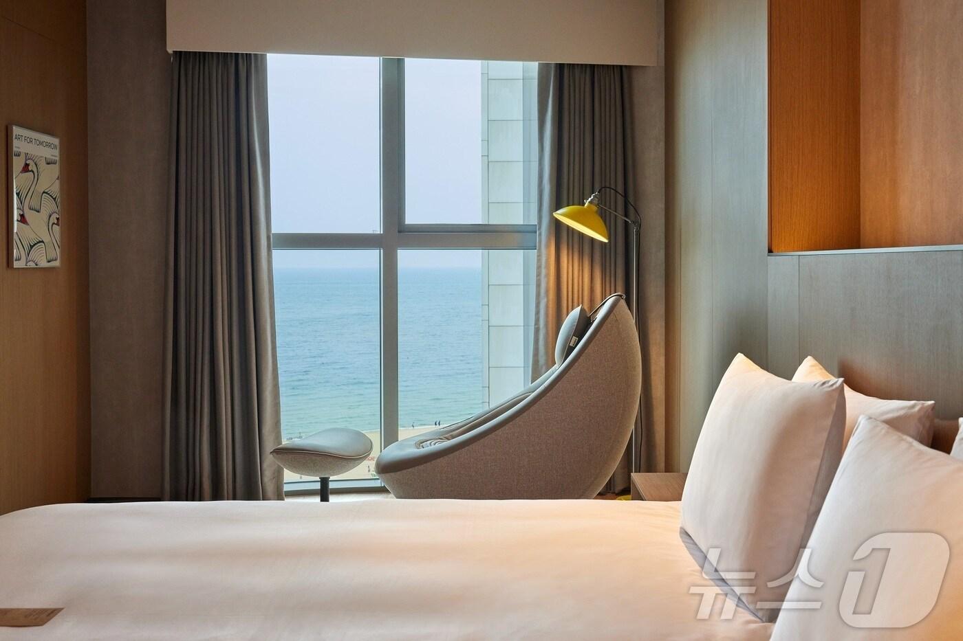 코웨이 비렉스 페블체어가 설치된 L7 해운대 객실.(코웨이 제공)