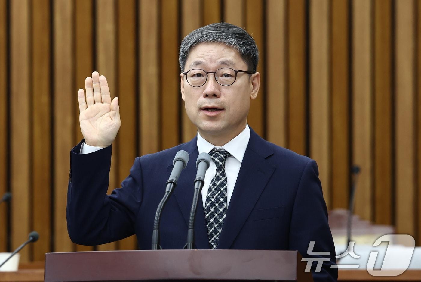 본문 이미지 - 노경필 대법관 후보자가 22일 오전 서울 여의도 국회에서 열린 인사청문회에서 선서하고 있다. 2024.7.22/뉴스1 ⓒ News1 김민지 기자