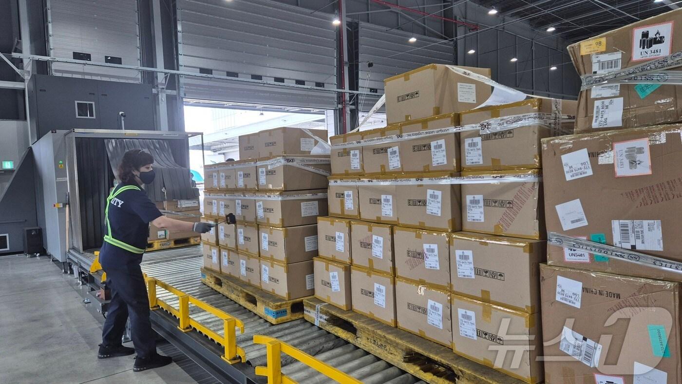 인천공항 해상-항공 복합화물 환적작업.(인천공항공사 제공)